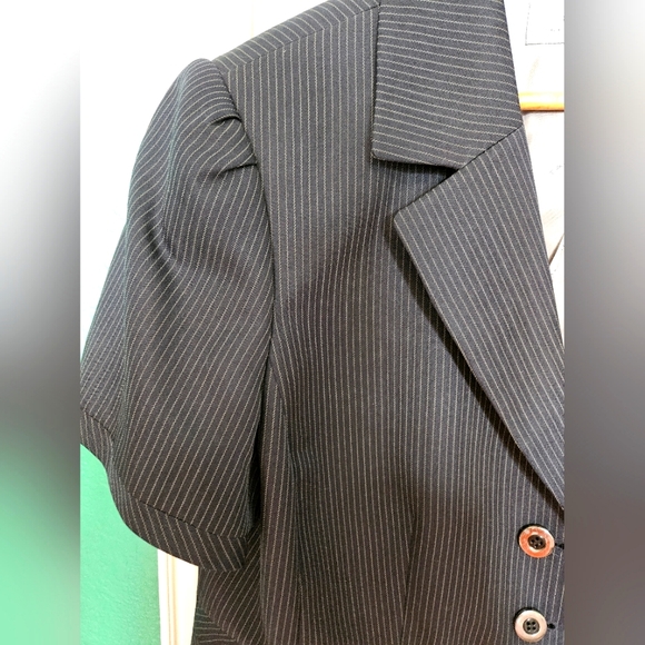 Tahari size 18 w black pinstripe silver shortsleeve pant suit and jacket - Picture 6 of 16